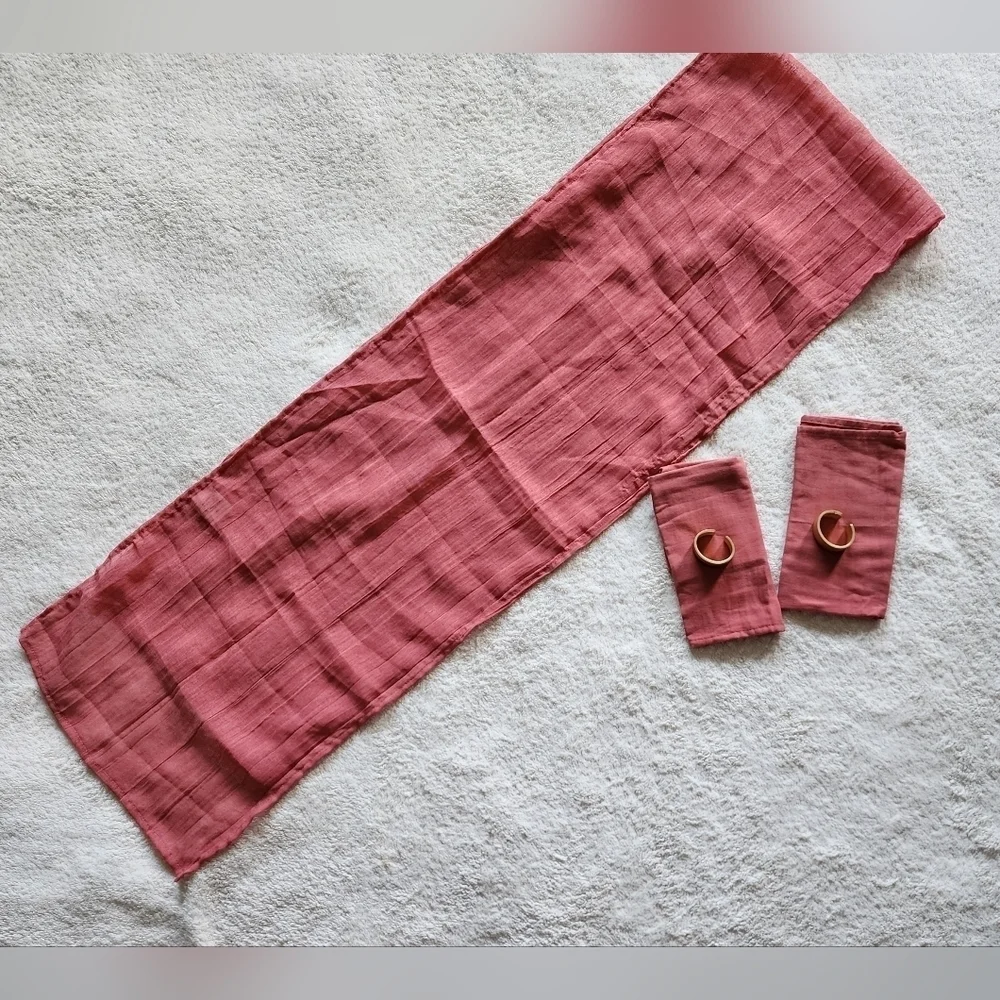 NWOT Valentine's Day table runner and set of 2 matching napkins & rings